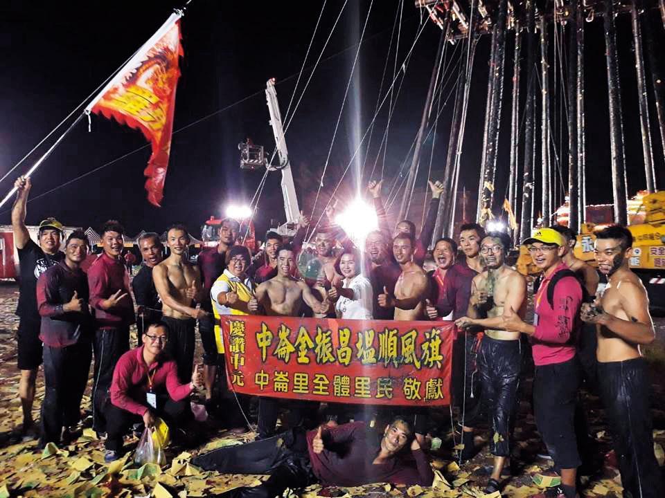 去年頭城鎮的中元節搶孤活動,羅東鎮公所補助二備金20萬元。圖為林姿妙(紅圈者)與羅東鎮搶孤隊伍合影。(羅東鎮公所提供)