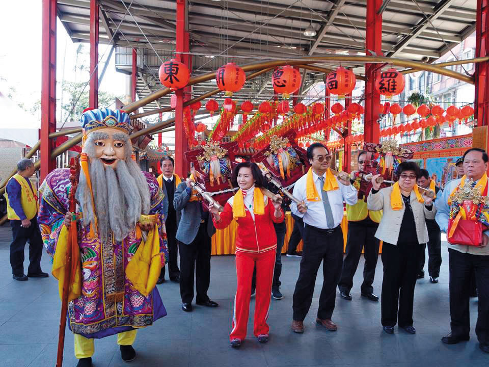 羅東鎮今年3月的土地公春遊活動，鎮公所也花二備金6.9萬元找電視台製作節目。（羅東鎮公所提供）