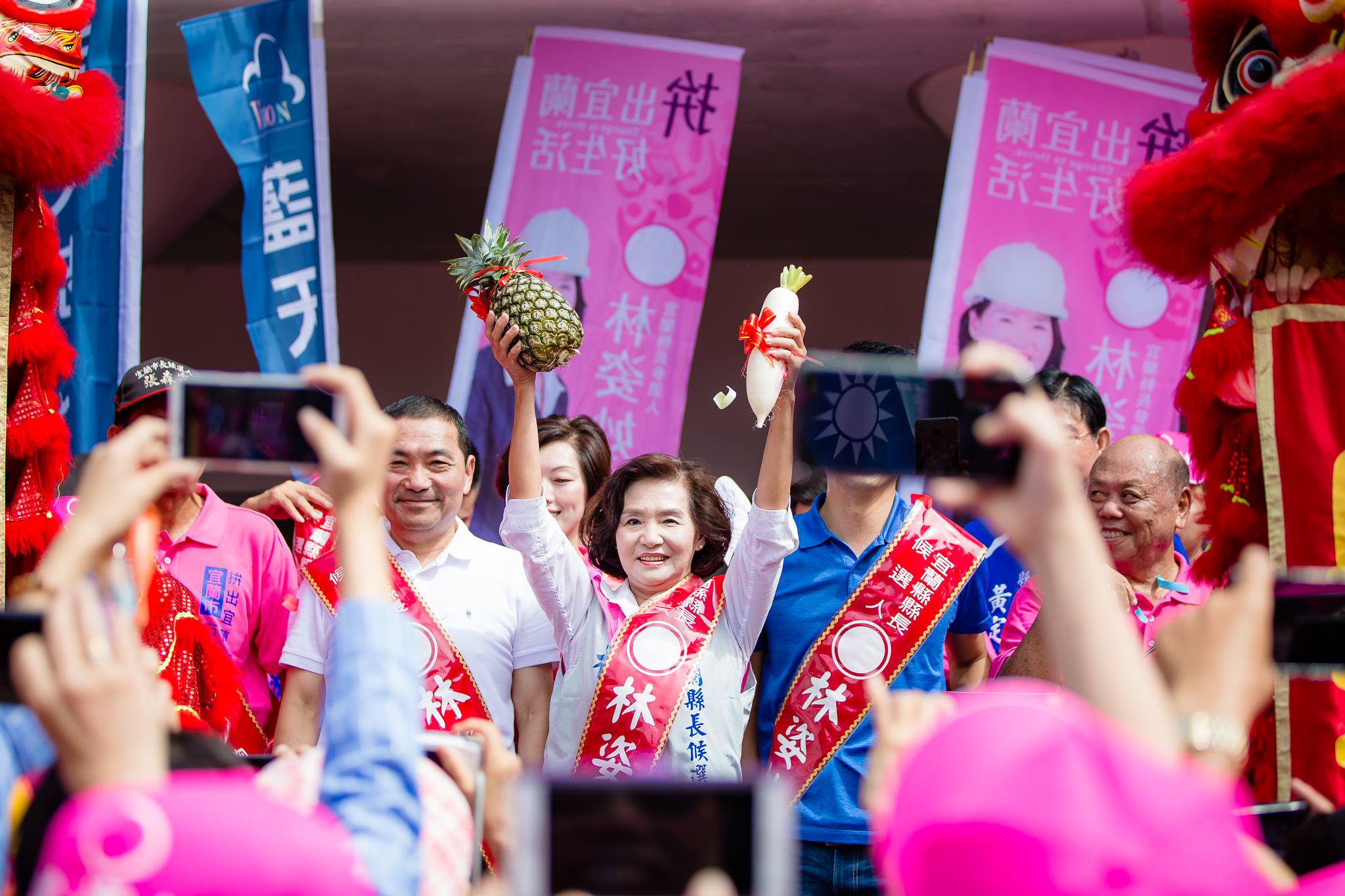 代表國民黨參選宜蘭縣長的羅東鎮長林姿妙（中）遭爆濫用第二預備金。（翻攝林姿妙臉書）