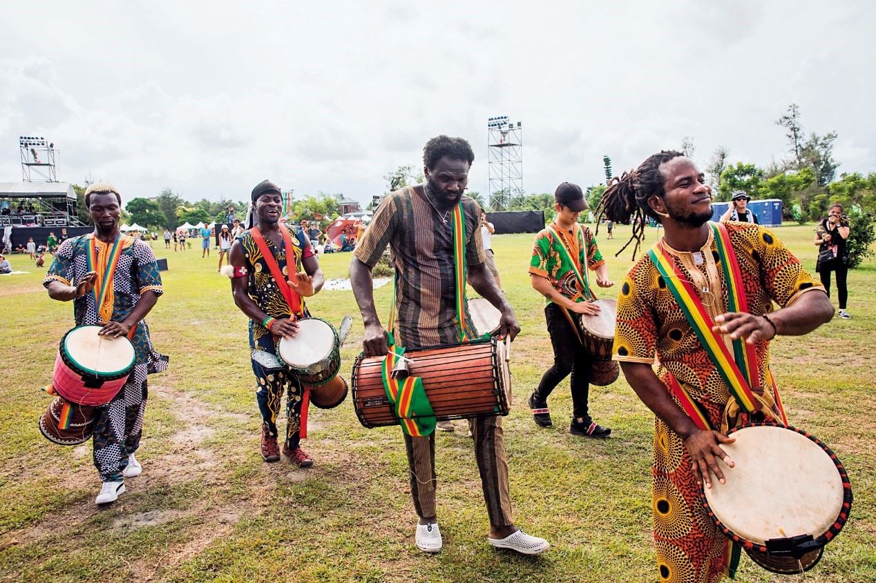 幾內亞團體Camp Fareta Asia以西非音樂為第二天的音樂節開場。（角頭音樂提供）
