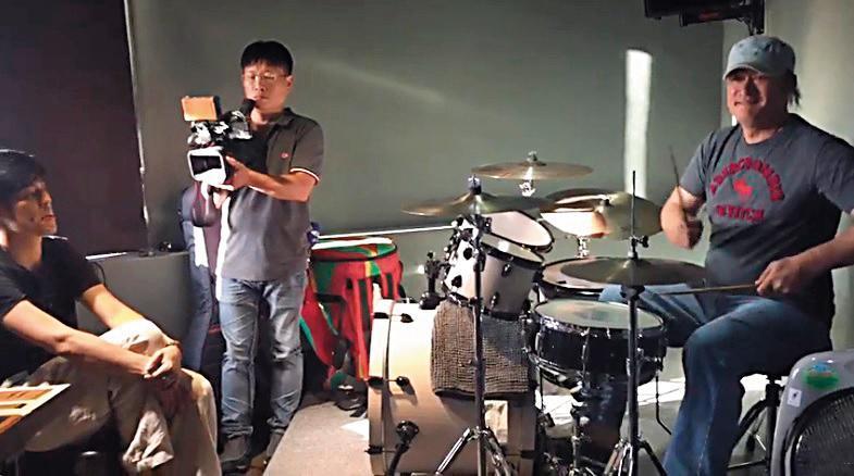 查勞巴西瓦里（右）擔任創作組導師，與學員分享實作經驗。（角頭音樂提供）