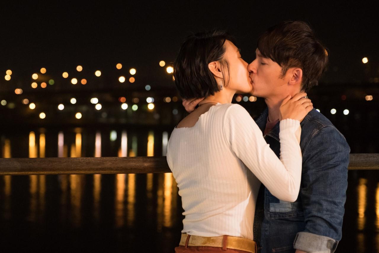 溫昇豪、曾珮瑜在《雙城故事》中上演看煙火擁吻的浪漫橋段。(青睞影視提供)