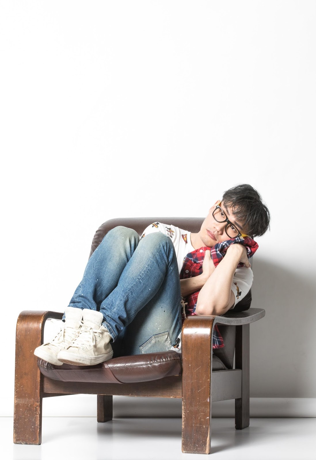 周定緯在《不讀書俱樂部EP.2我的心略大於整個宇宙》中，戴起粗框眼鏡飾演有點蠢的文青「言午吉」。（C Musical提供）