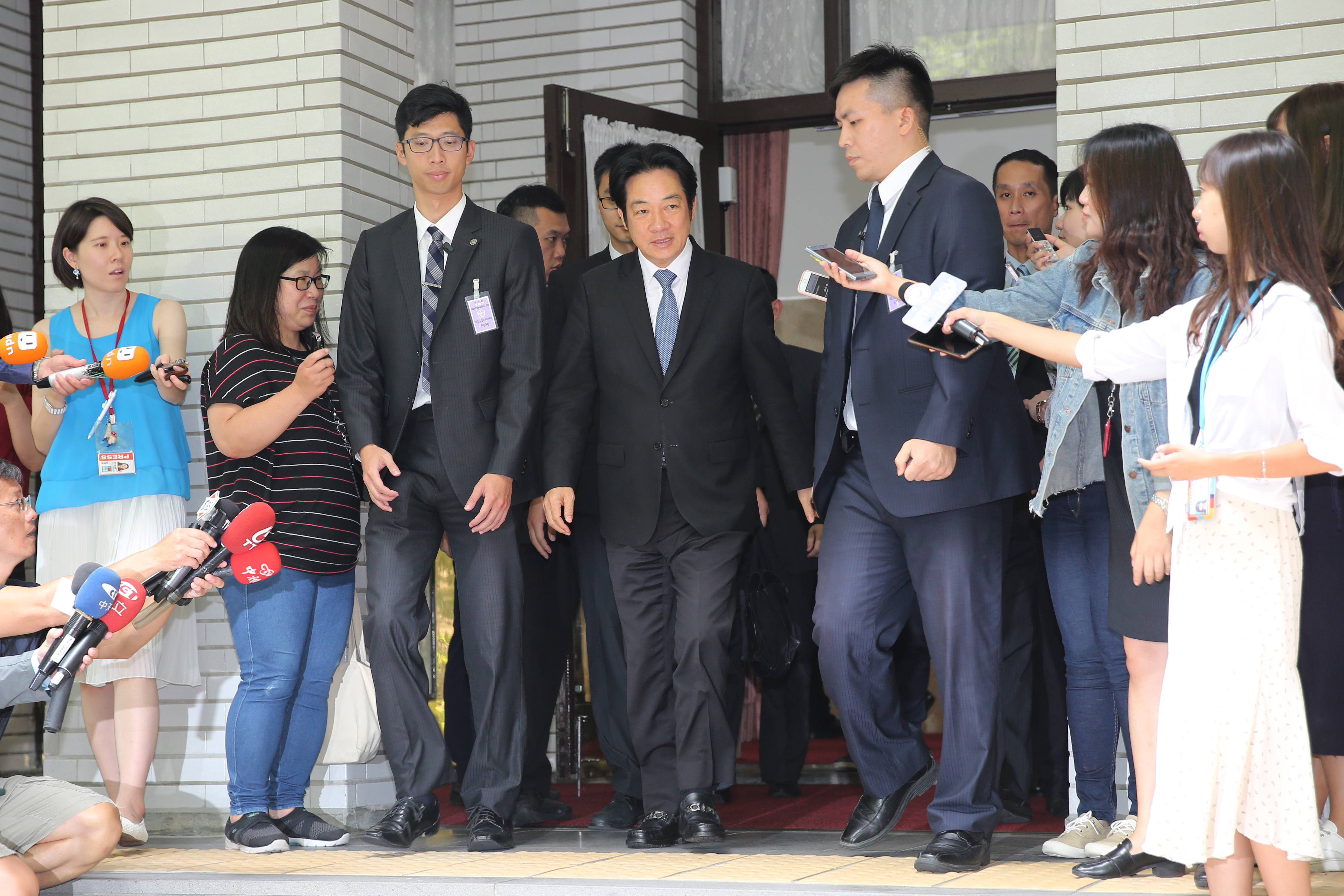 行政院長賴清德中午離開立法院時，面對媒體提問不發一語。