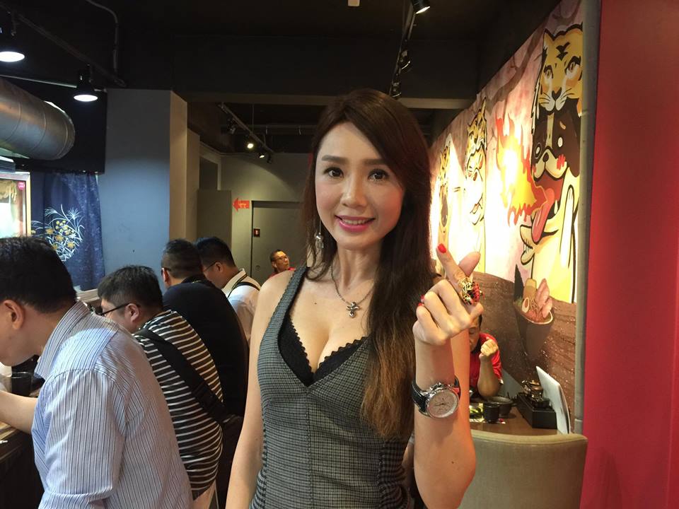 海倫清桃開心地在店內向記者證明生意很好，清一色都是男性客人。（讀者提供）