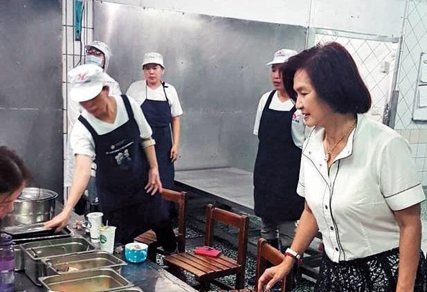 林姿妙最引以為傲的就是羅東鎮的國中小營養午餐全部免費。但本刊接獲爆料,9月4日鎮公所通知各校,「明年的營養午餐費還不確定是否補助」。(翻攝羅東鎮公所臉書)