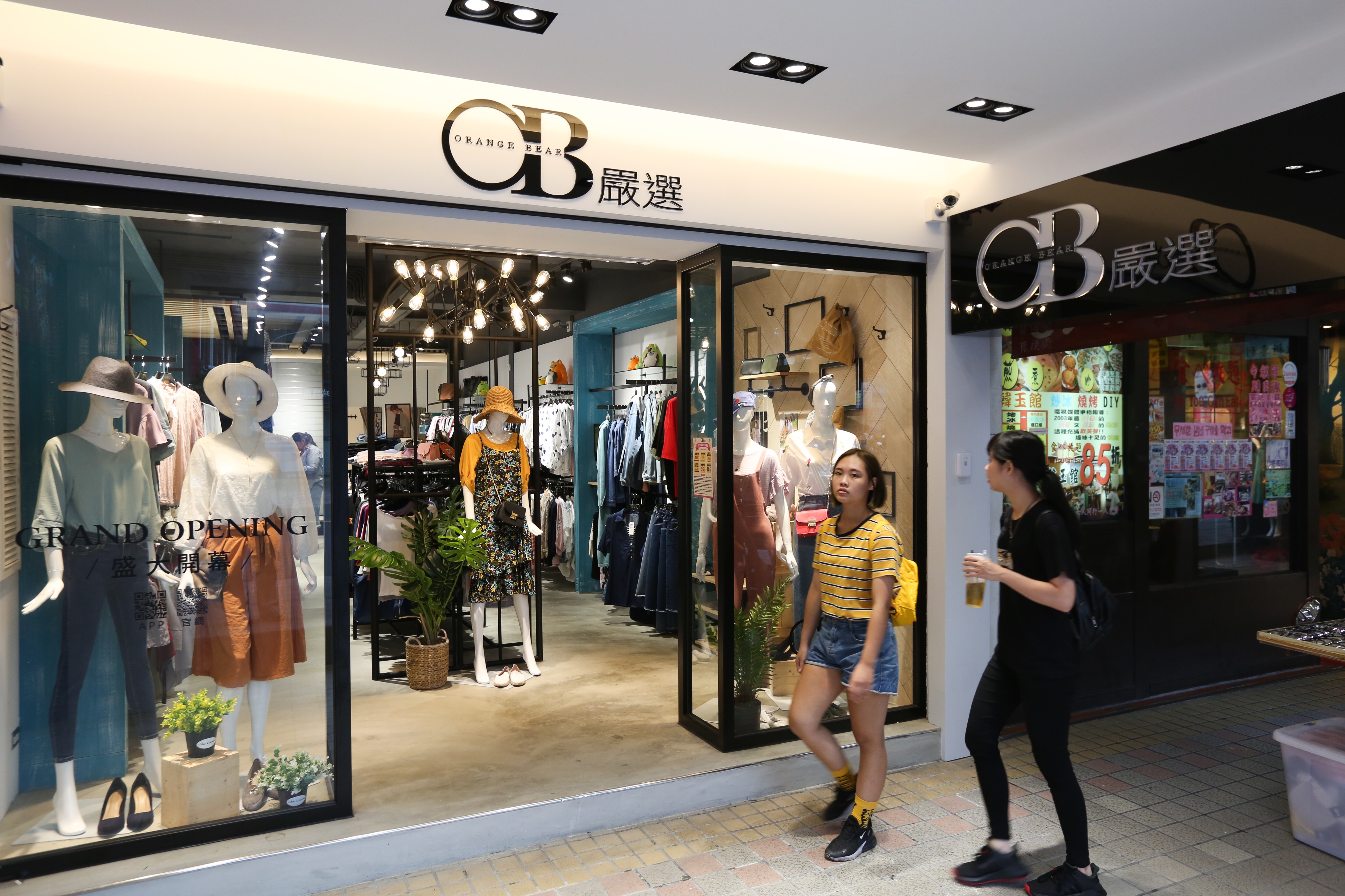電商女裝龍頭OB嚴選士林店開幕，是集團第3家實體門市。