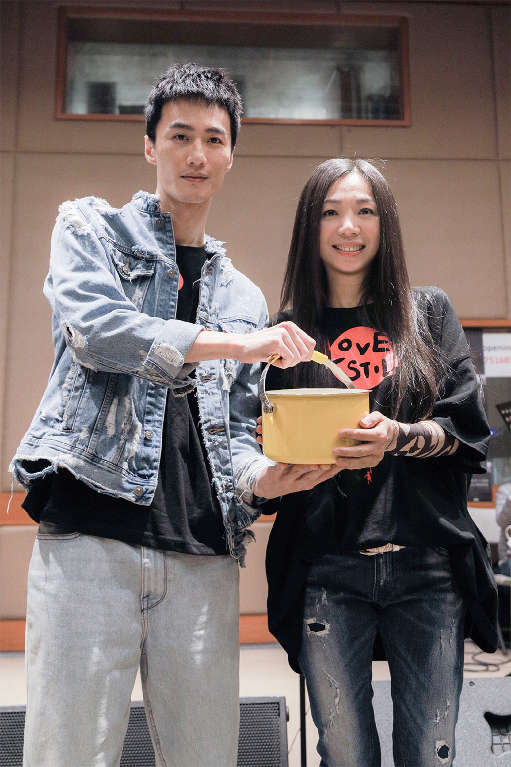 李英宏與萬芳攜手推出新歌，在演唱會中首次曝光就已經引起討論。（聯成娛樂提供）