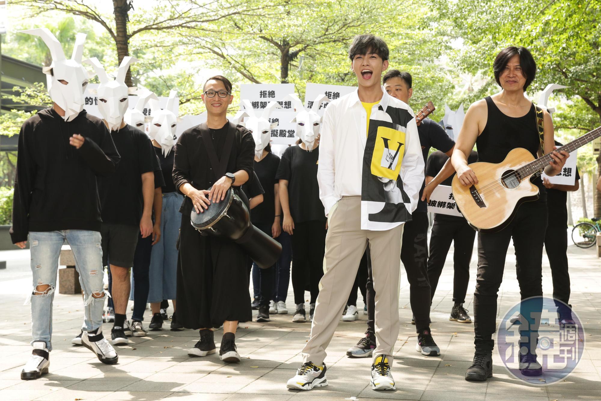 提及單曲籌備過程,炎亞綸說充滿苦頭。