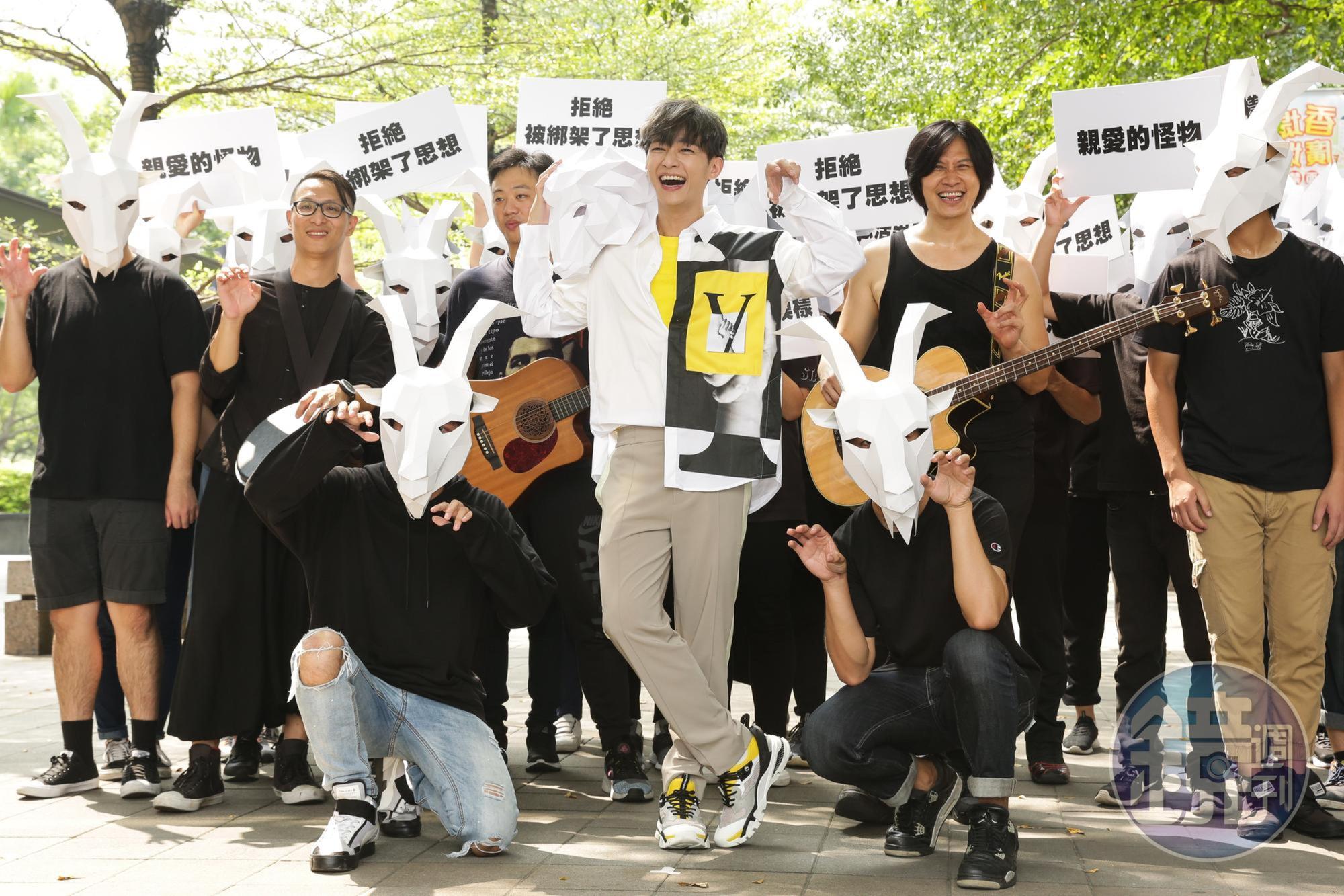 炎亞綸推出新單曲《親愛的怪物》,今帶領羊群在信義區舉辦快閃活動。