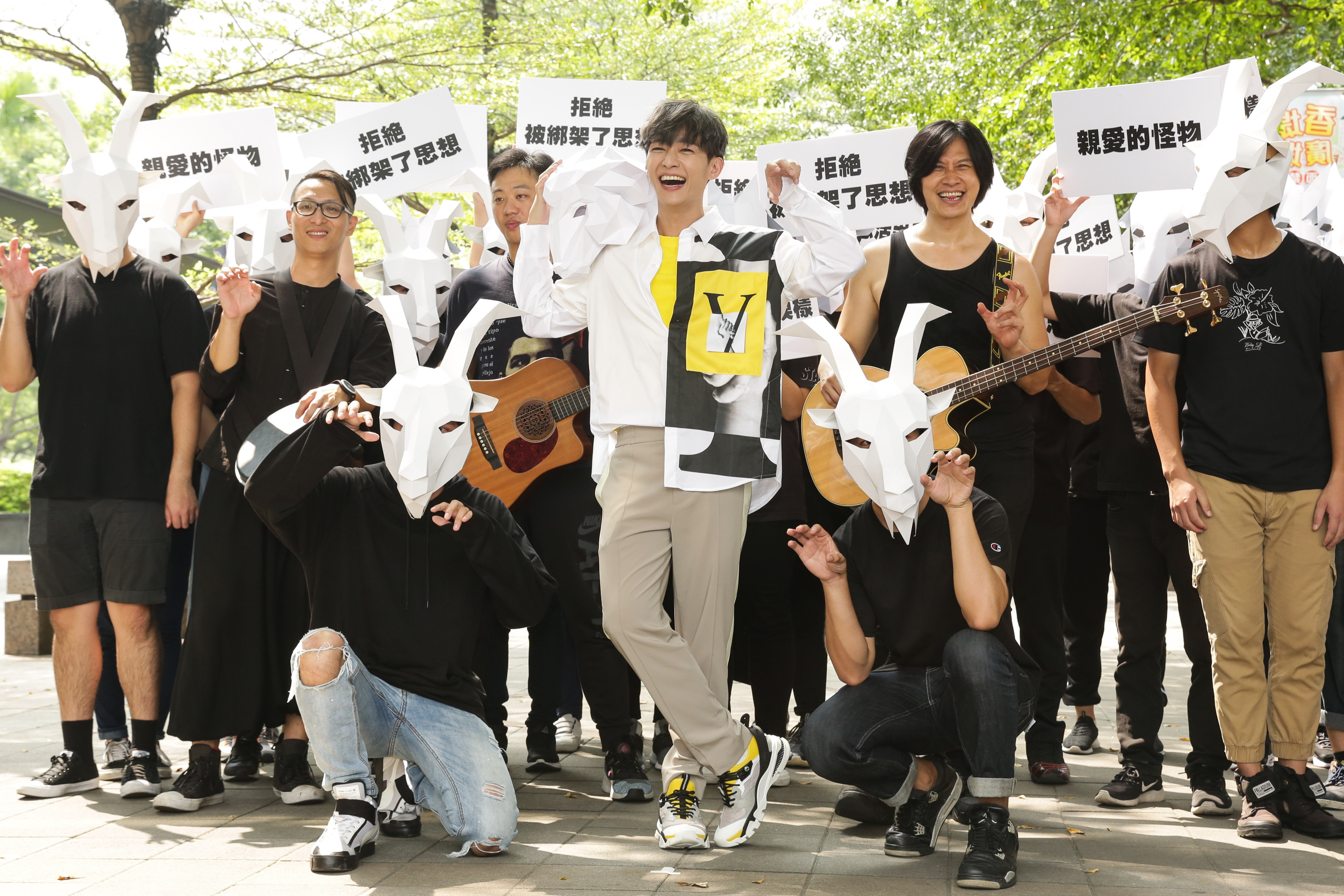 炎亞綸推出新單曲《親愛的怪物》,今帶領羊群在信義區舉辦快閃活動。