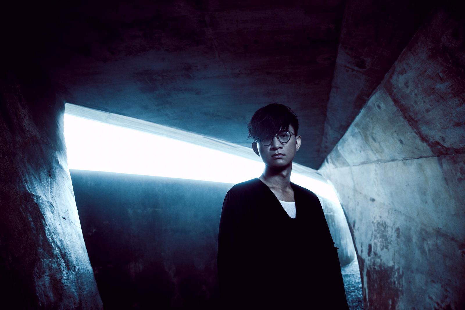 卓義峯時隔10年，推出第二張專輯《聽者》，高亢嗓音中帶有真摯。（豐華提供）