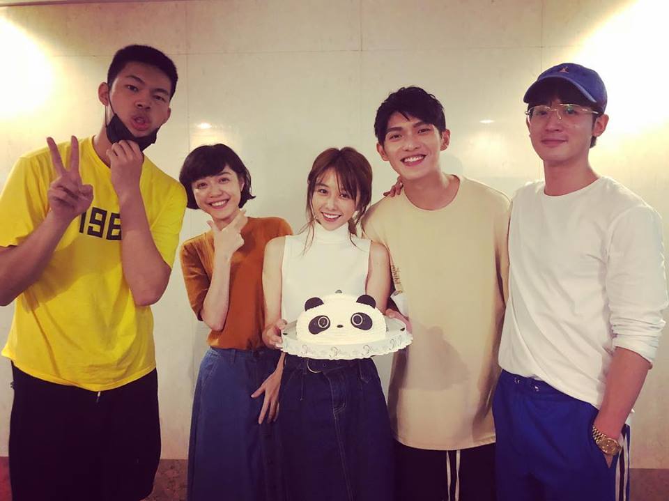 小樂等人半夜跑去邵雨薇的家給她驚喜。（東森創作提供）