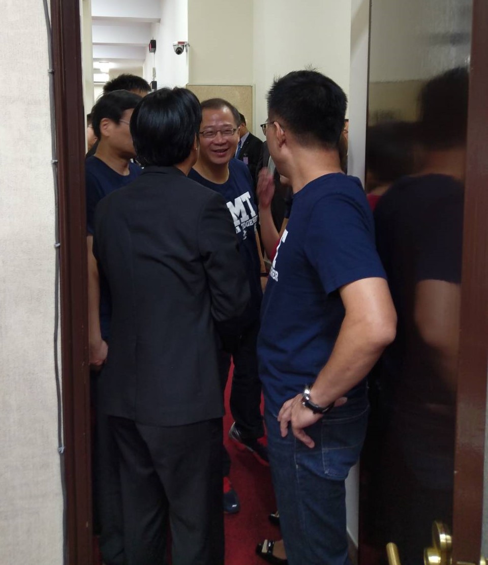 今天一早行政院長賴清德在議場後方休息室，主動開門邀藍委進入，藍委反而拒絕。（讀者提供）