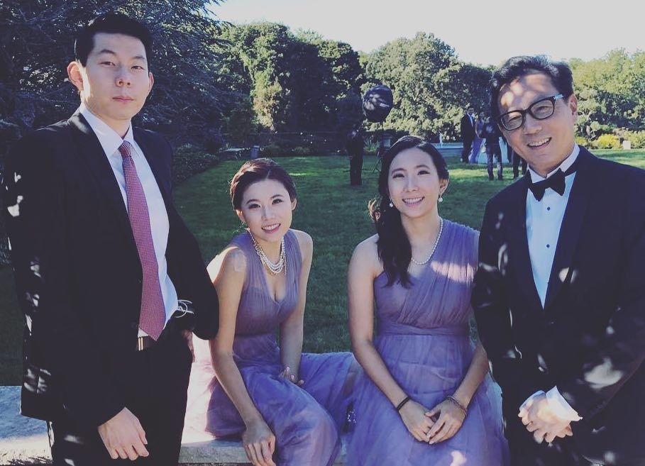 蔡明忠（右1）費心替長子蔡承道（左1）安排接班路，相繼在金融和電信公司工作。（翻攝自IG）