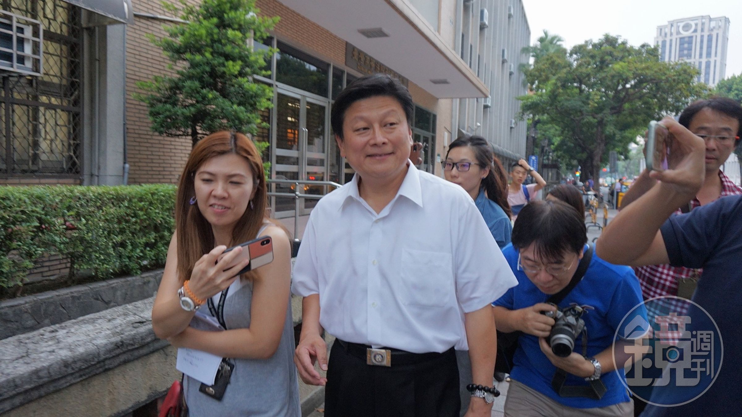 花蓮縣長傅崐萁因涉及合機炒股案日前遭判刑8個月定讞，入獄前夕他因另件台鳳炒股案至高院出庭。