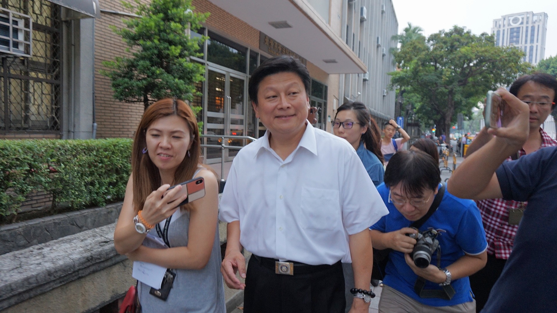 花蓮縣長傅崐萁因涉及合機炒股案日前遭判刑8個月定讞，入獄前夕他因另件台鳳炒股案至高院出庭。