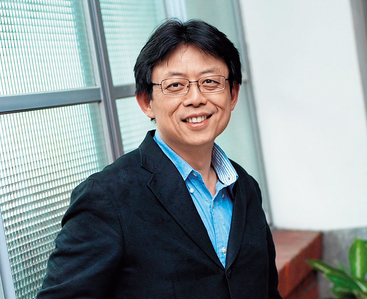 台北大學前商學院院長方文昌被控辦A錢研討會，每場獲利300萬元。（翻攝臉書）