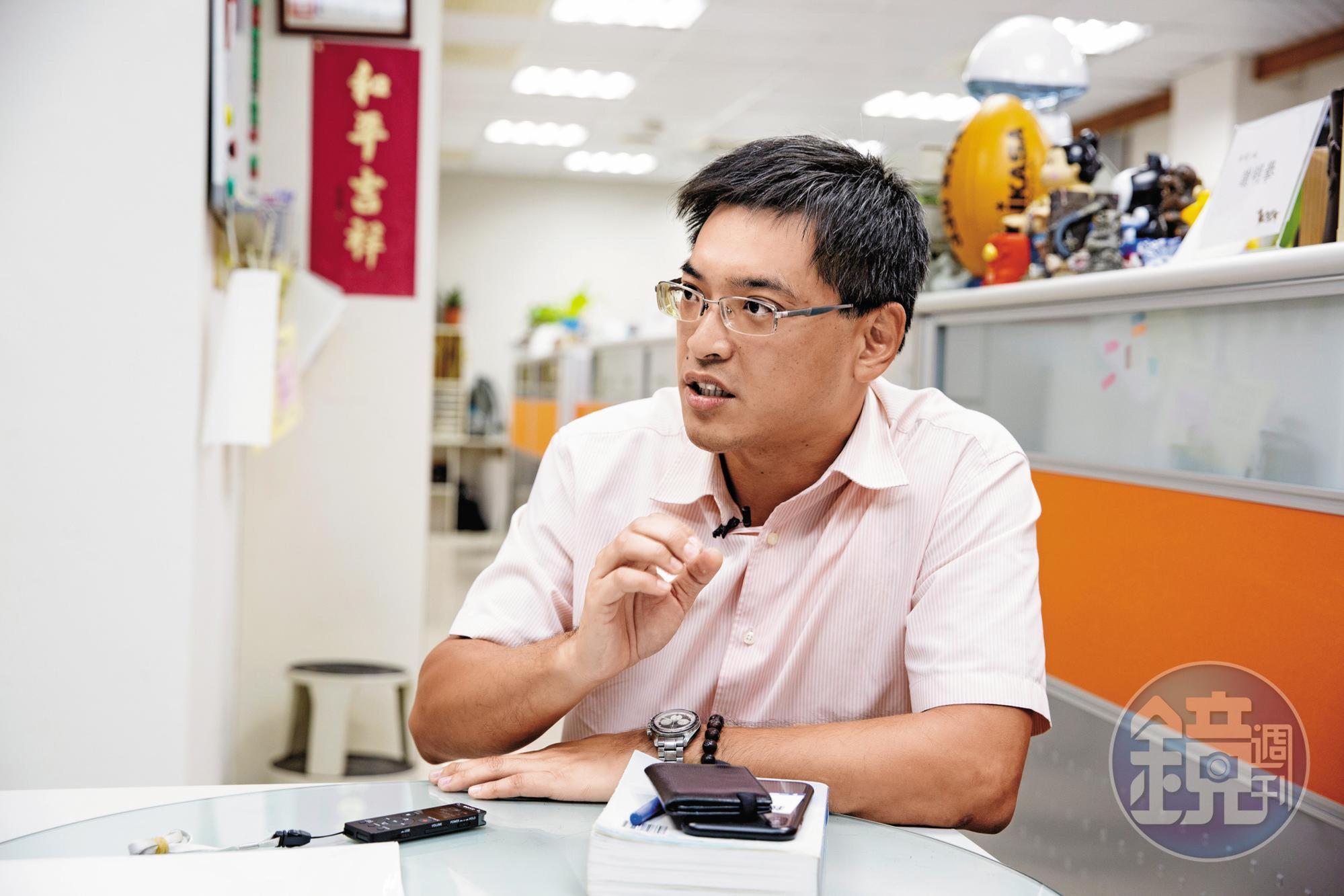 高教司科長曾新元表示,年輕教師有升等壓力,才造成這些亂象。