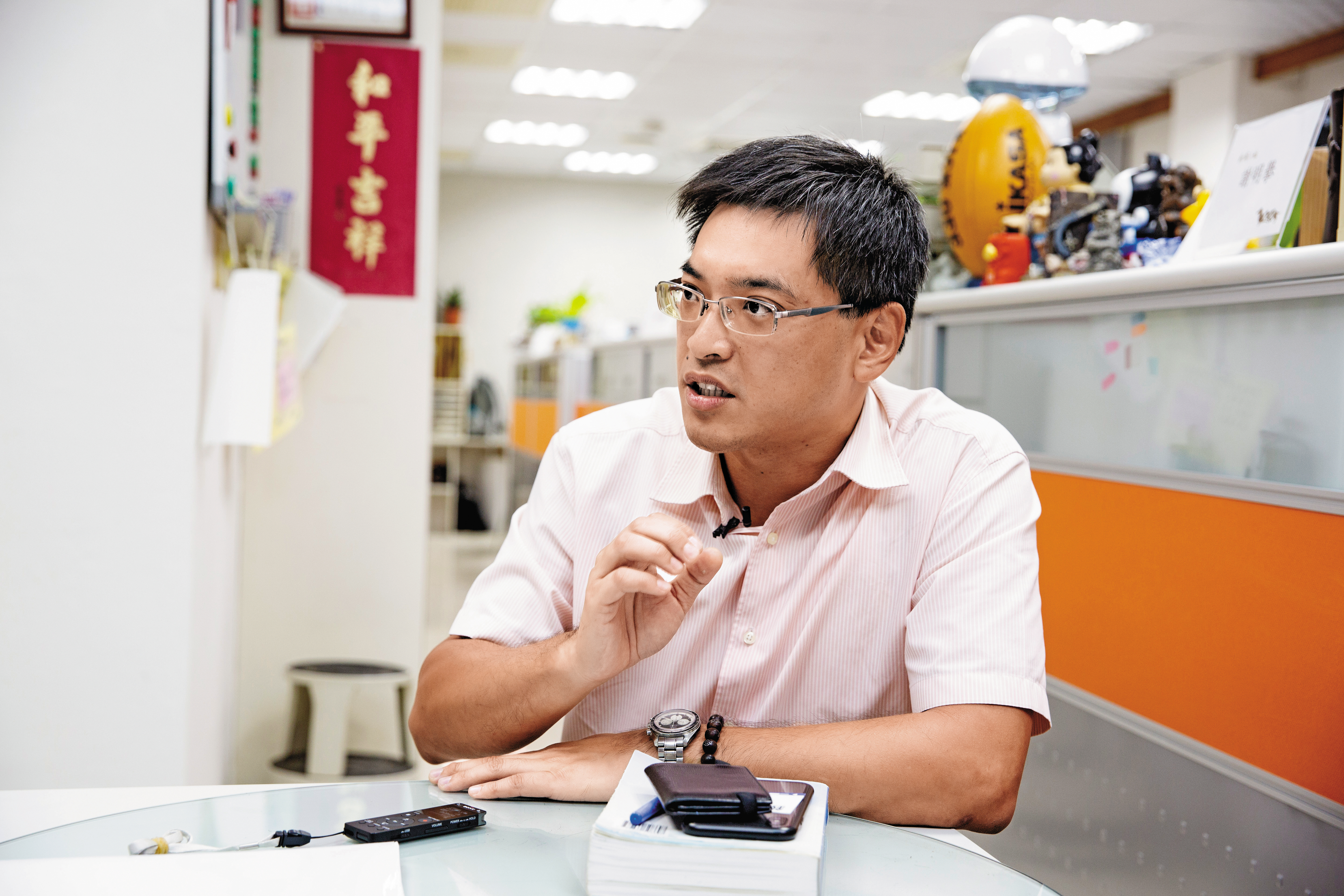 高教司科長曾新元表示，年輕教師有升等壓力，才造成這些亂象。