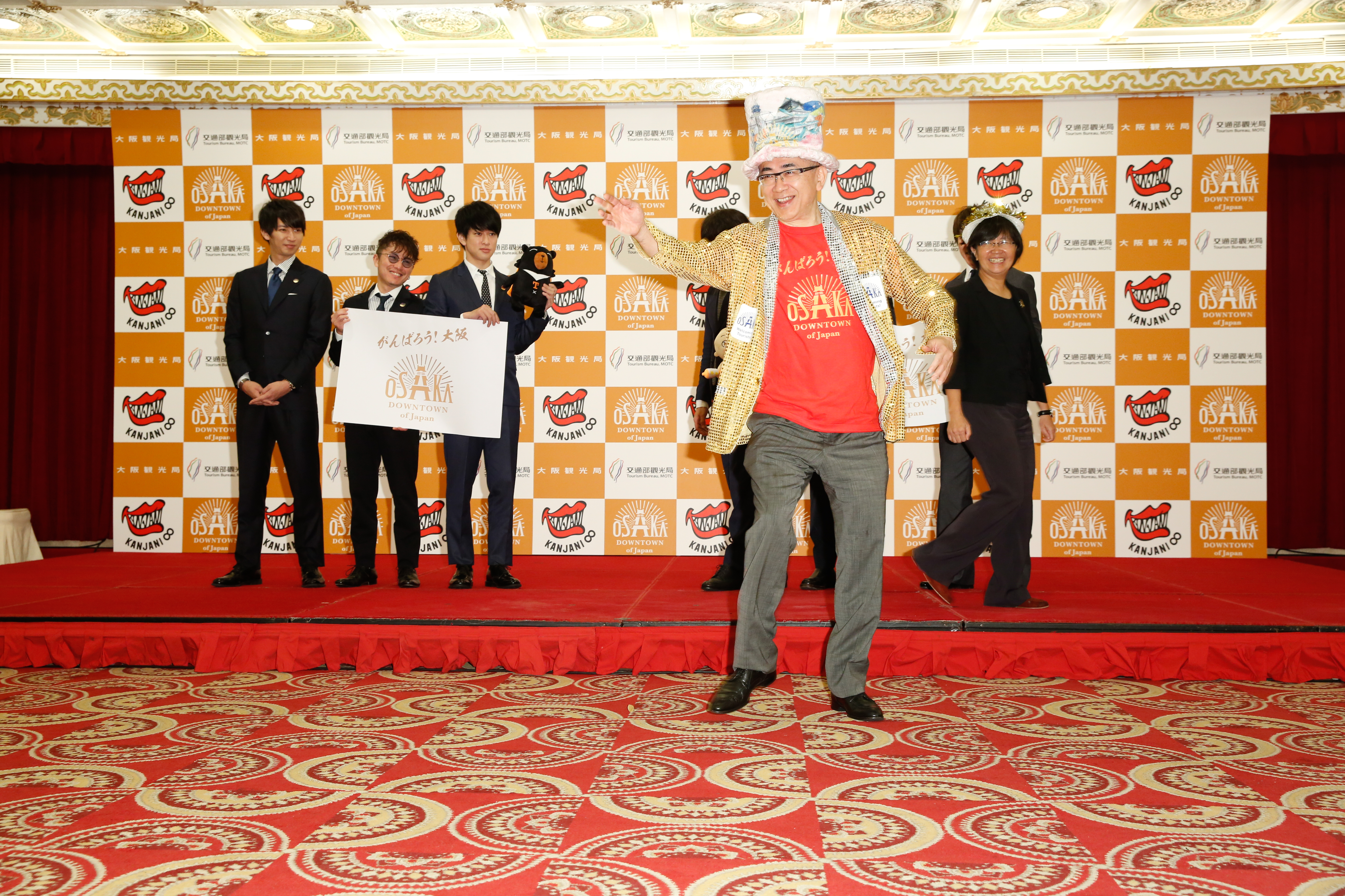 大阪觀光局理事長溝畑宏（中）以誇張打扮表達關西大阪人的熱情。