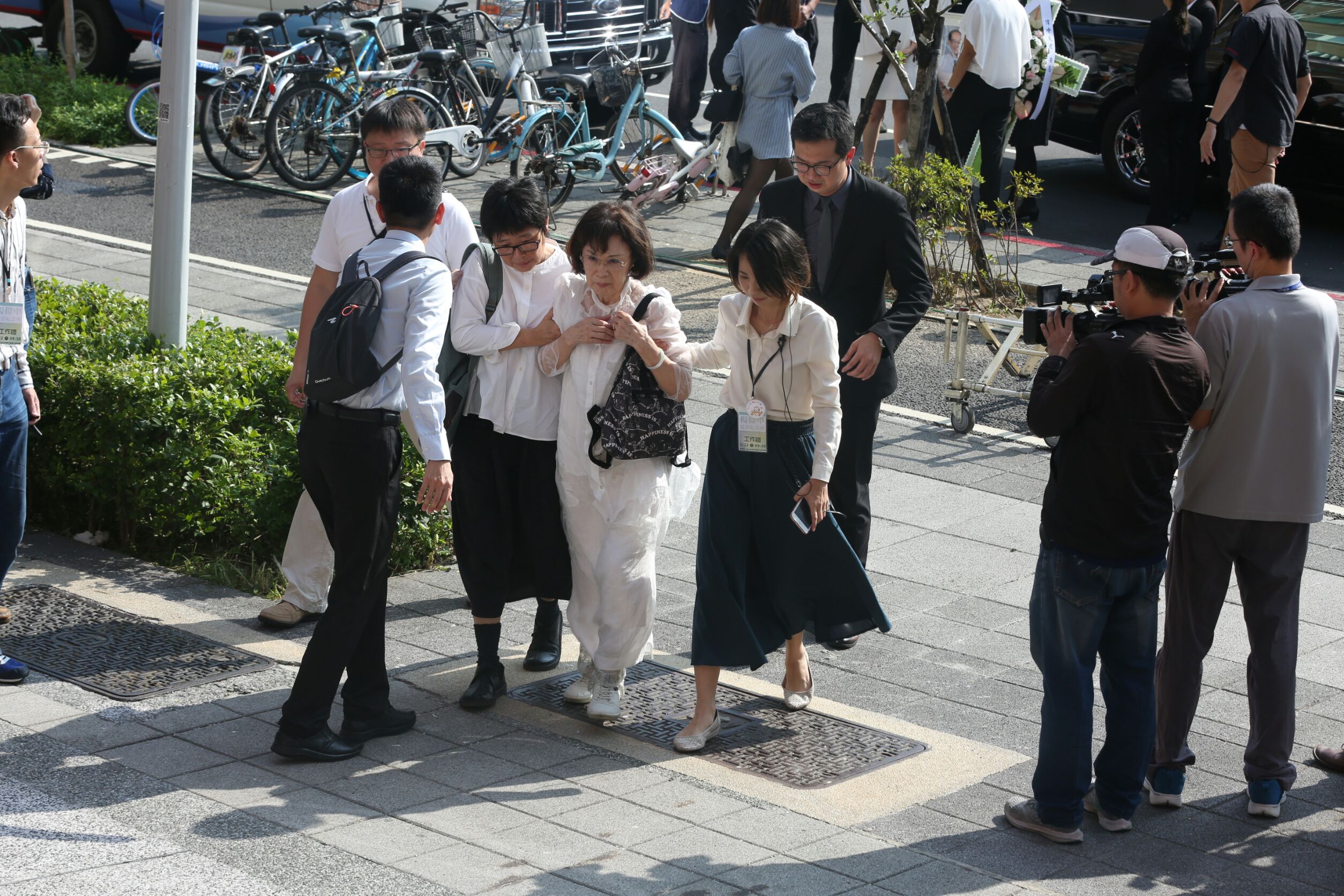 楊偉中的母親曾縵雲步入會場時也一度腳軟，得靠女兒攙扶。