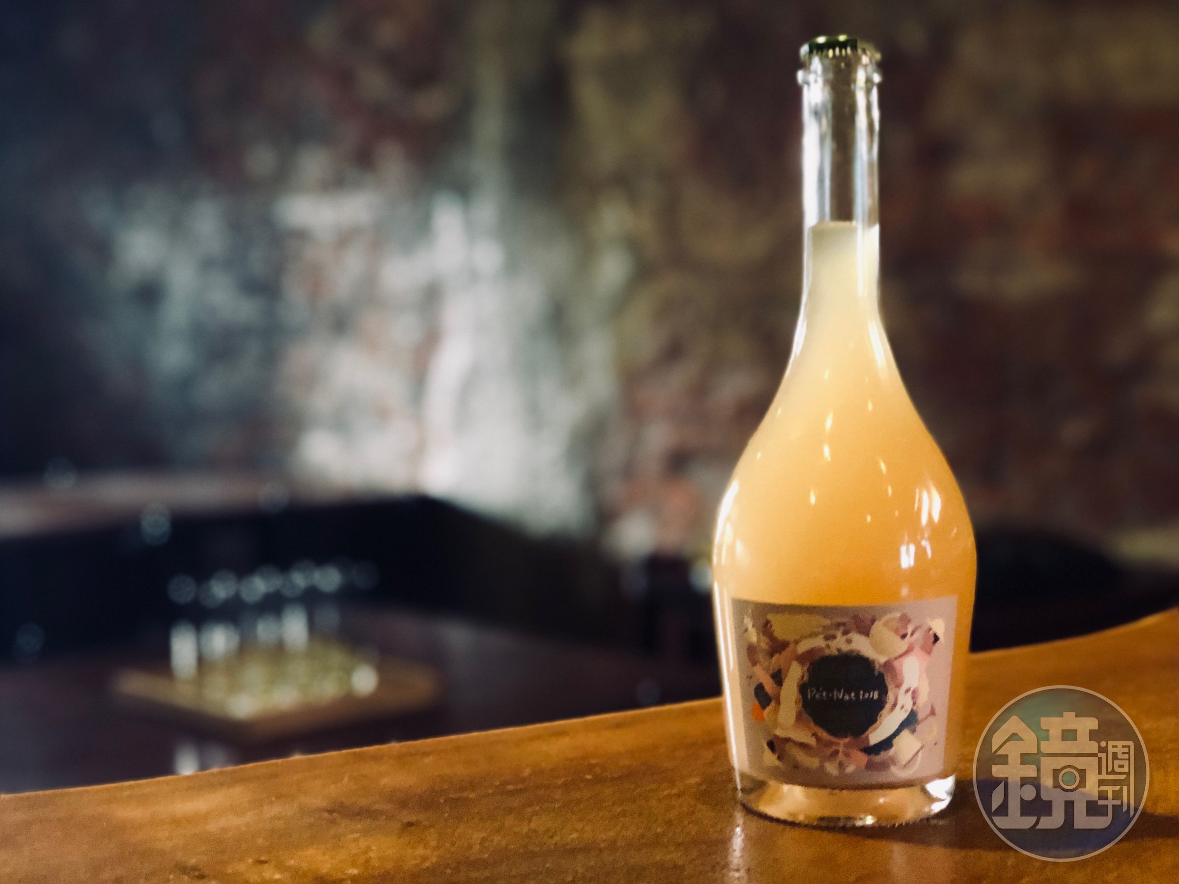 由台灣威石東與香港飛行釀酒師合作的「COOKMANIA野生酵母氣泡酒」。