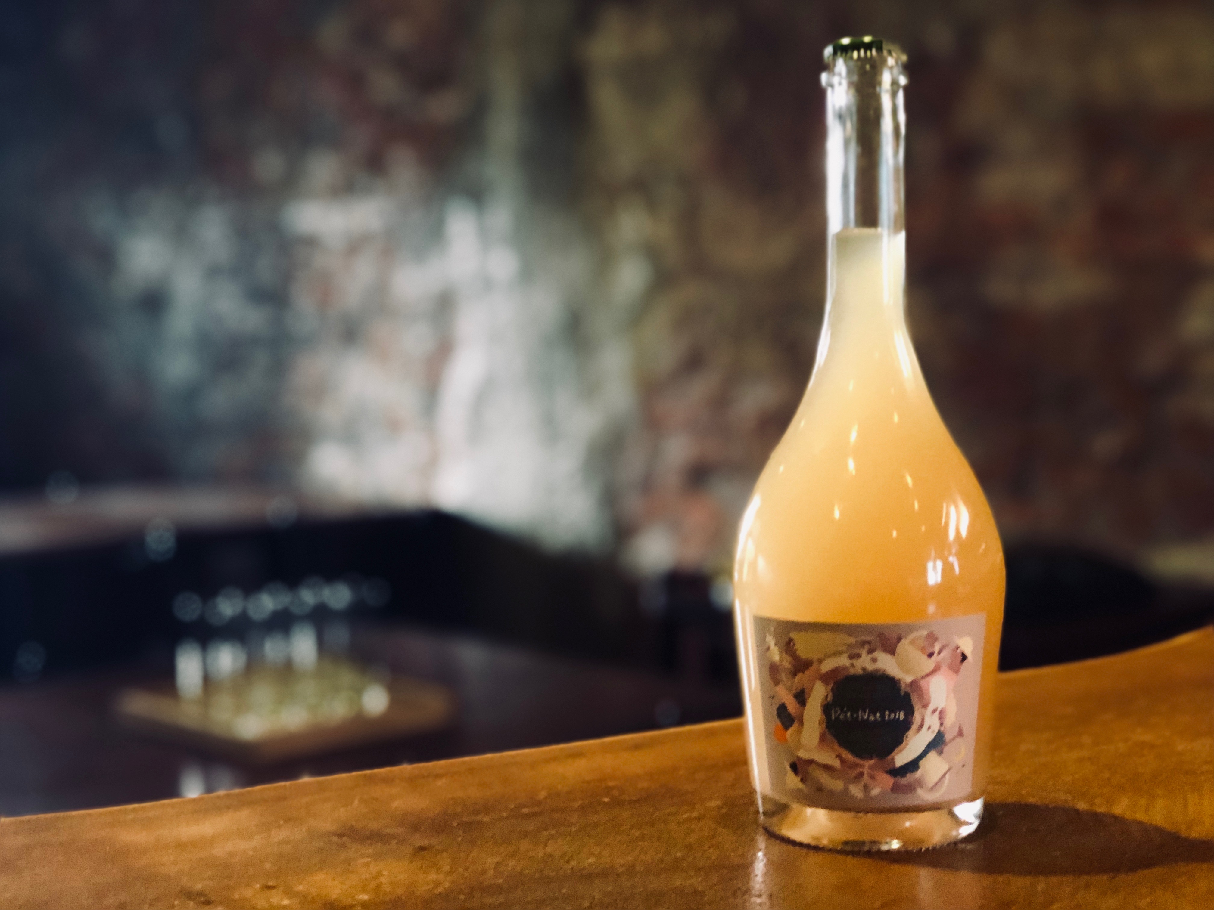 由台灣威石東與香港飛行釀酒師合作的「COOKMANIA野生酵母氣泡酒」。