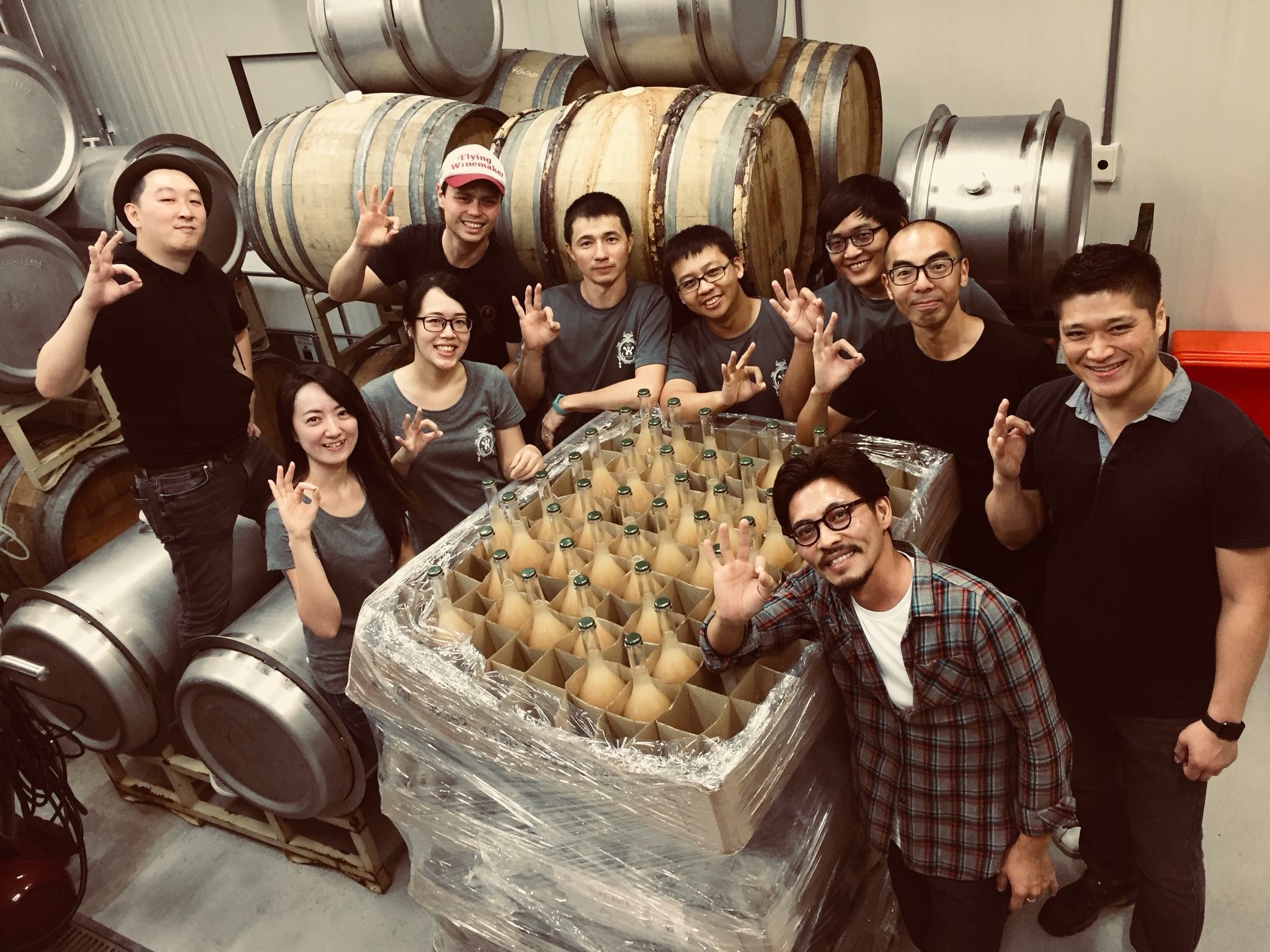 經過2個月的發酵時間，大家一起去威石東裝瓶。（COOKMANIA提供）
