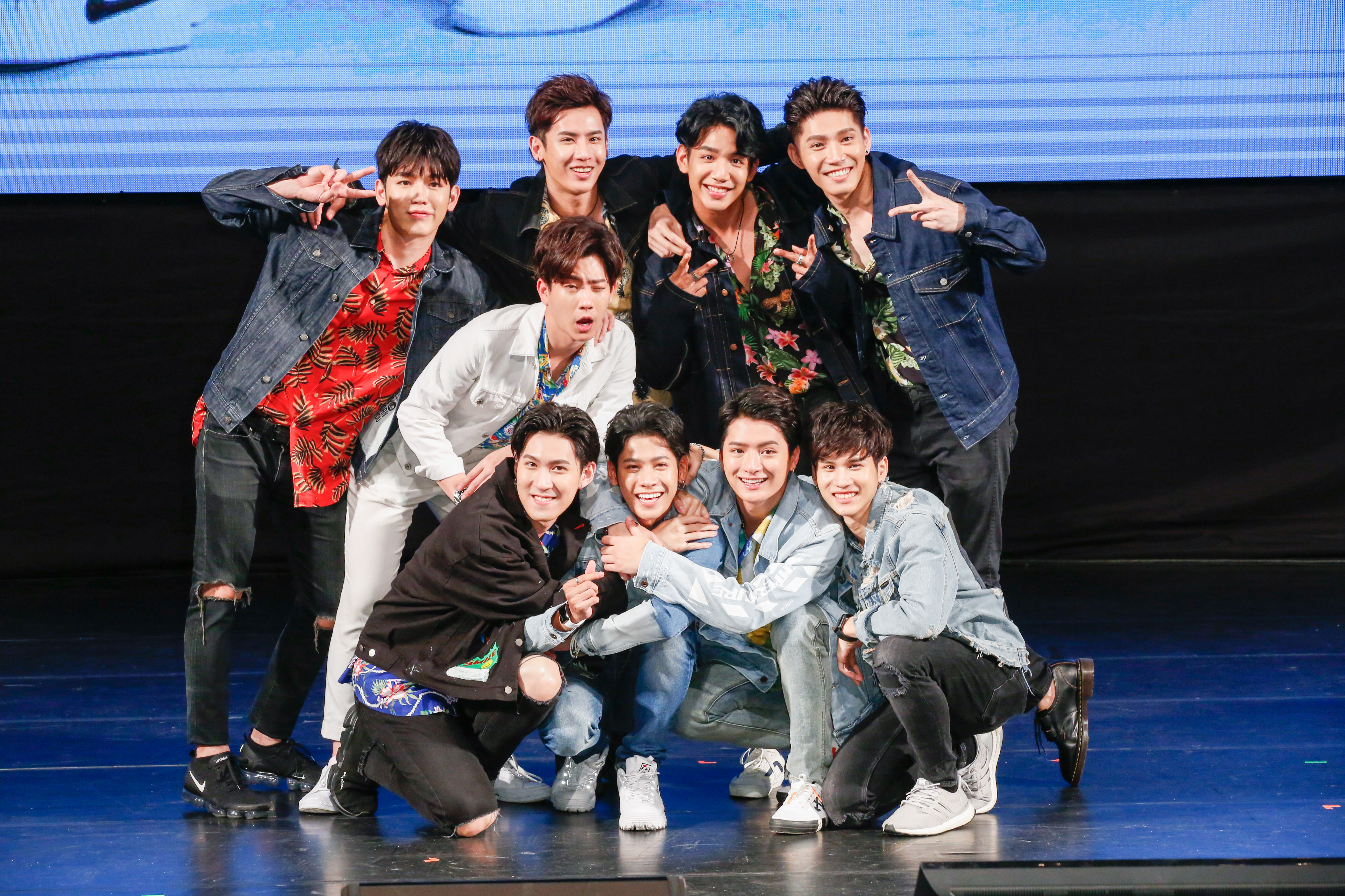 《一年生》演員在台灣舉行安可場見面會，演員左後順時針起：New、Oaujun、Nammon、Guy、Fiat、Krist、Singto、Gunsmile、Off。