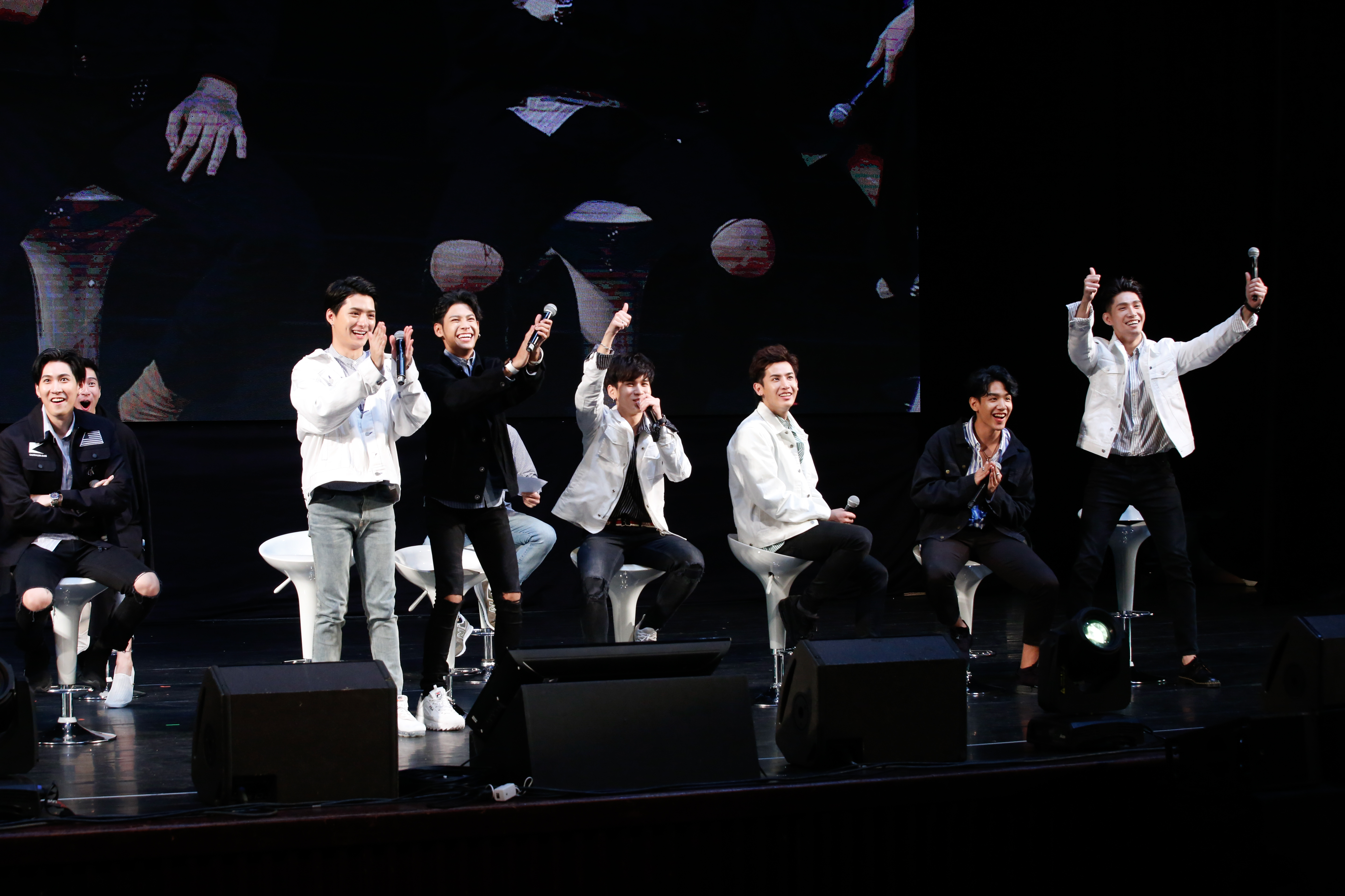 《一年生》見面會不只女粉多，聽見男粉尖叫聲，讓演員們開心地從椅子上站起來拍手叫好。