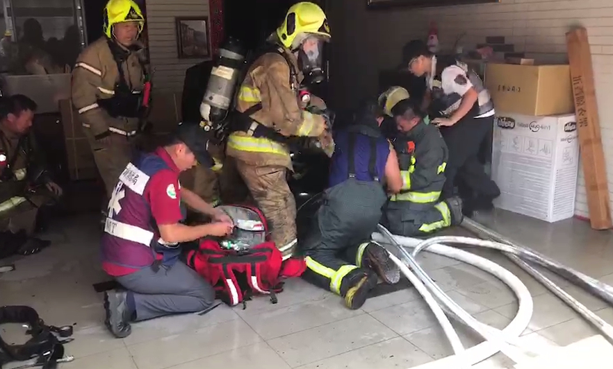 警消清理火場時才發現蔡姓消防員受困在2樓後方火場，當時被發現時已經沒有生命跡象。（警消提供）