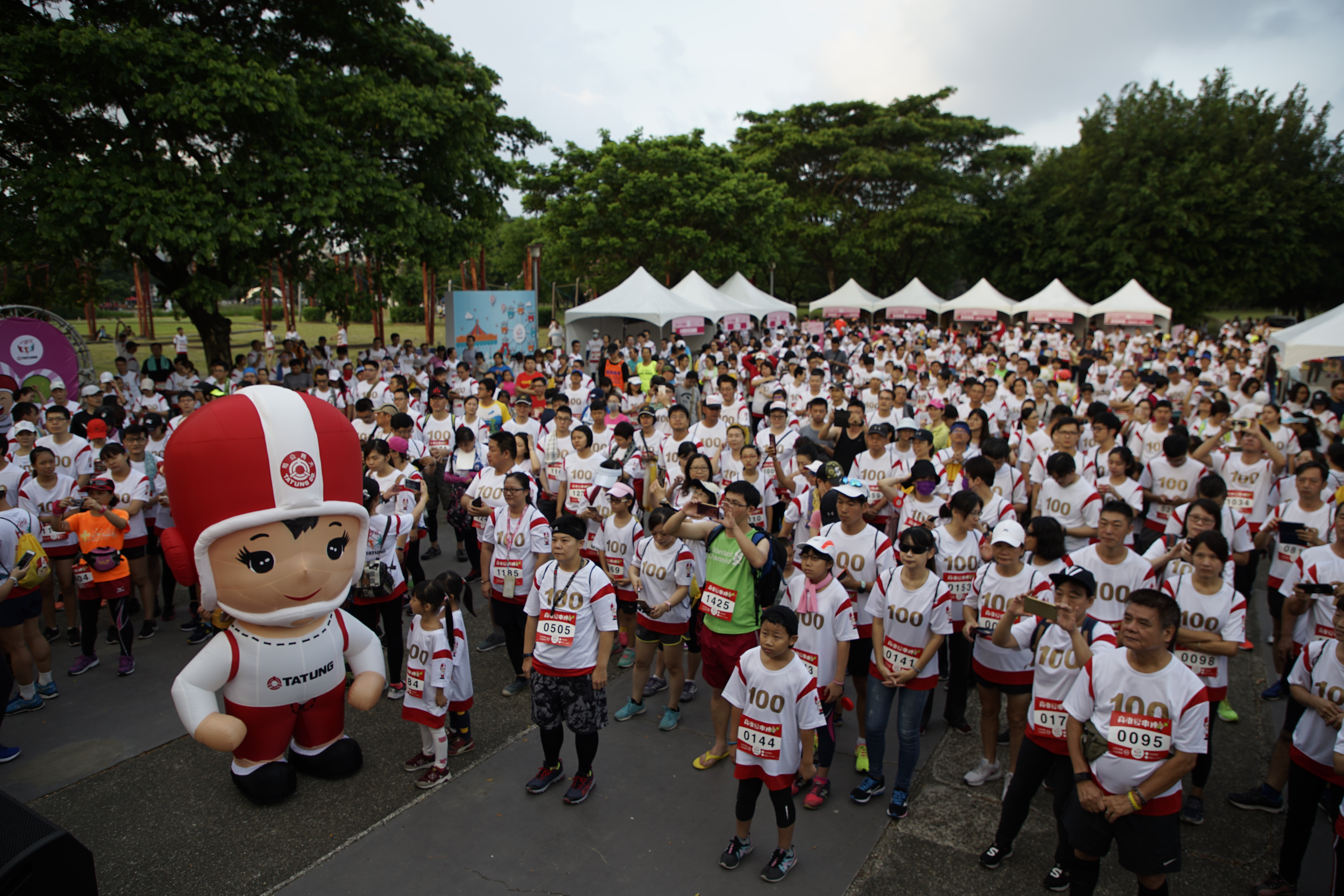 上千名穿著紅白相間相當醒目的運動T恤，清晨一起參加大同路跑活動，民眾直呼在中秋節假期舉辦這活動相當有意義。