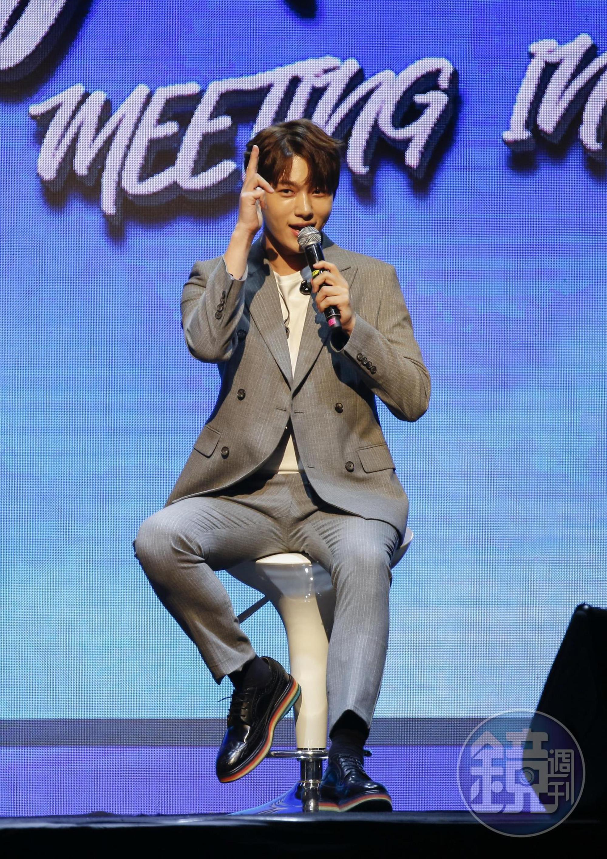 INFINITE L(金明洙)做出善美〈Gashina〉的重點手勢。