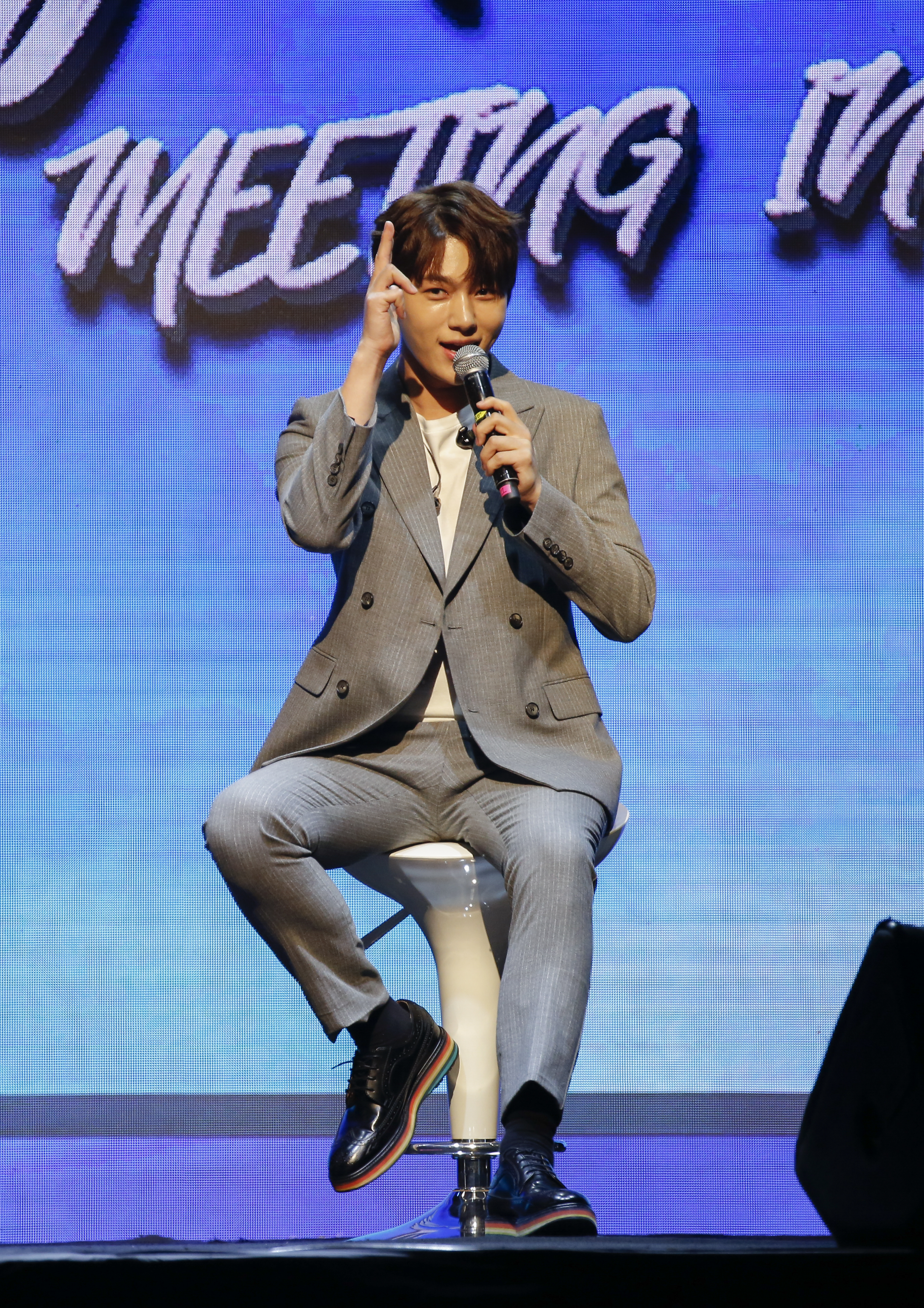 INFINITE L（金明洙）做出善美〈Gashina〉的重點手勢。