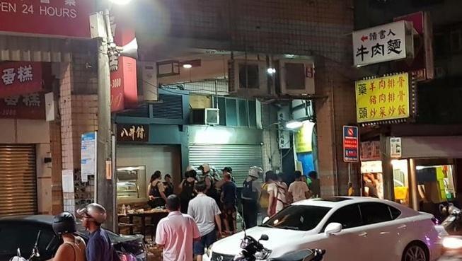 汐止明峰街頂好超市前方，深夜發生一起因為烤肉聲音過大，持酒瓶互毆的打架事件。（翻攝畫面）