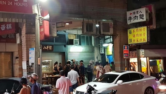 汐止明峰街頂好超市前方，深夜發生一起因為烤肉聲音過大，持酒瓶互毆的打架事件。（翻攝畫面）