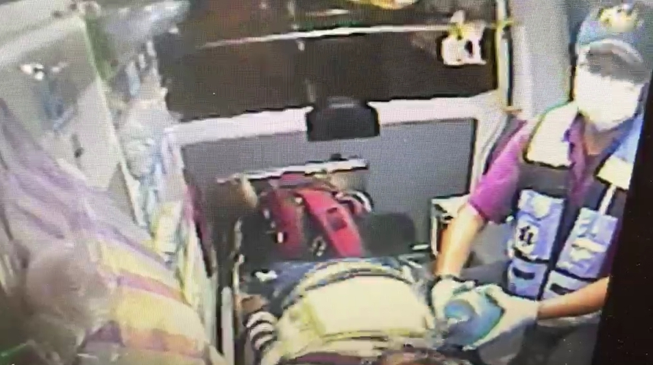 警消不斷對遭撞的陳男急救，但因為傷勢過重，還是無法搶救回來。（警方提供）