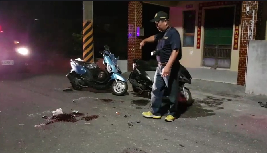 兩輛機車車殼嚴重毀損，可見撞擊力道猛烈。（警方提供）