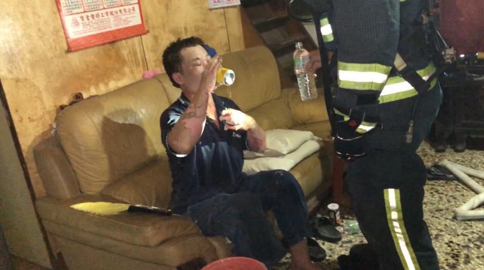引氣爆的陳男因全身多處灼傷,要求喝冰涼啤酒解痛苦。(警消提供)
