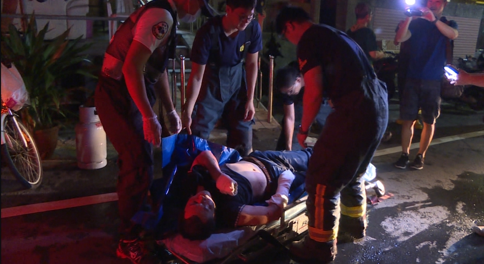 因官司纏身陳男想不開引瓦斯氣爆，從二樓被炸彈飛到一樓，痛到全身發抖。（警消提供）