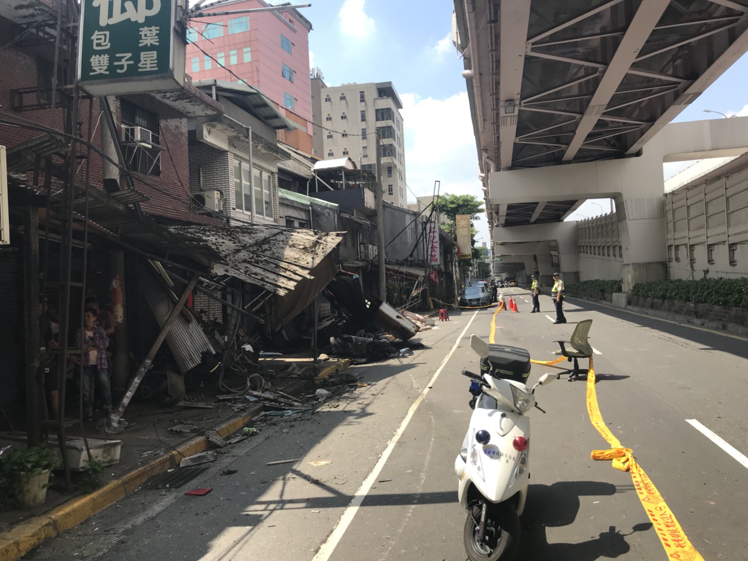 在撞上3名女機車騎士後，郭男所駕駛的黑色車輛在撞倒一間鐵皮屋。（警方提供）