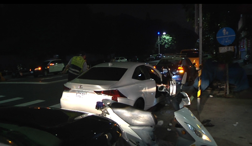 中秋夜白色凌志車載兩女一男夜遊，疑似發生行車糾紛遭人圍車攔殺。（警方提供）