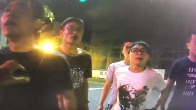 2名執行路檢的員警隔開欲打人的年輕人，但對方氣焰囂張，還是不斷叫囂。（警方提供）