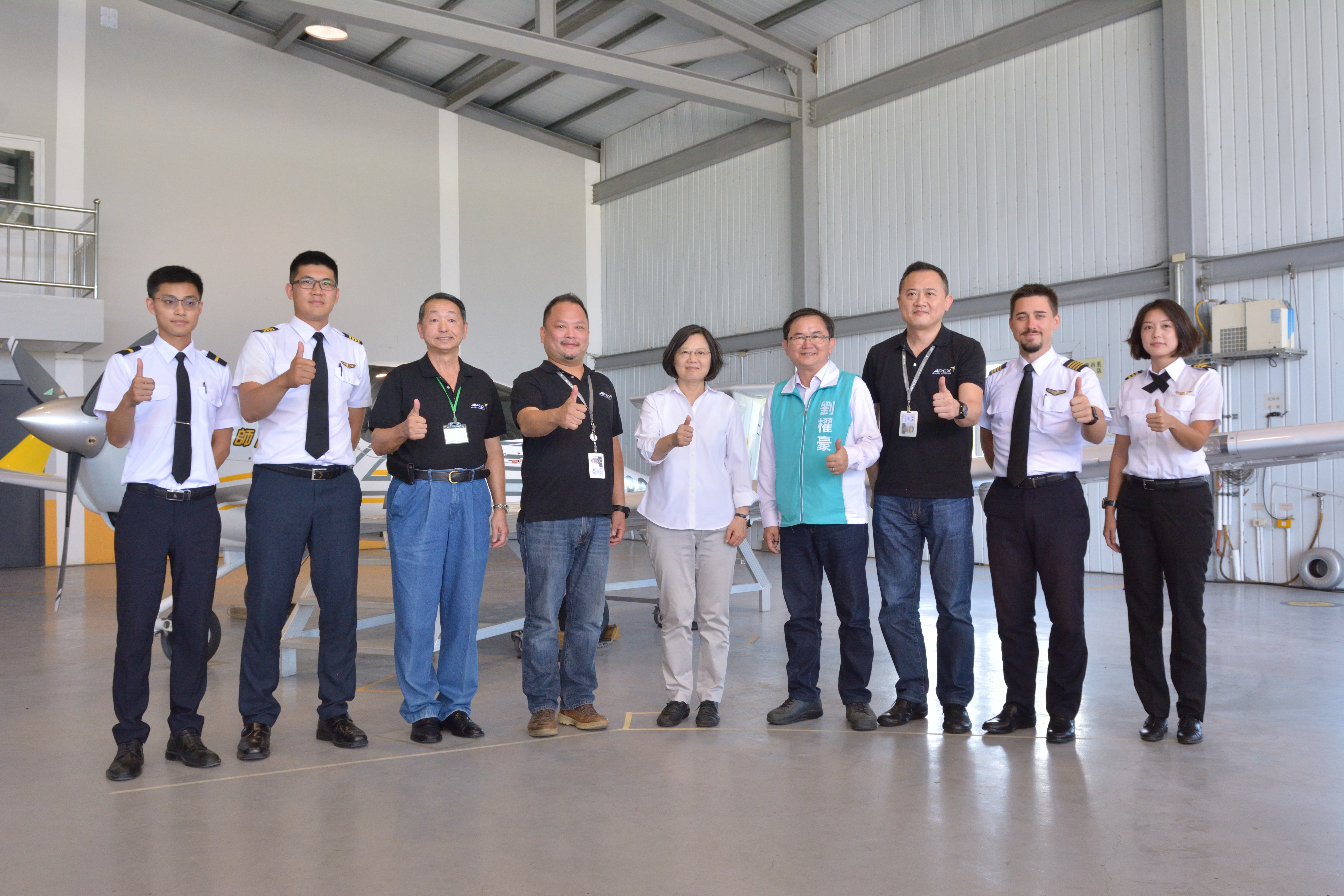 總統蔡英文前往「安捷飛航訓練中心」參訪，對於中心的軟硬體設備已經具有國際水準相當讚許。