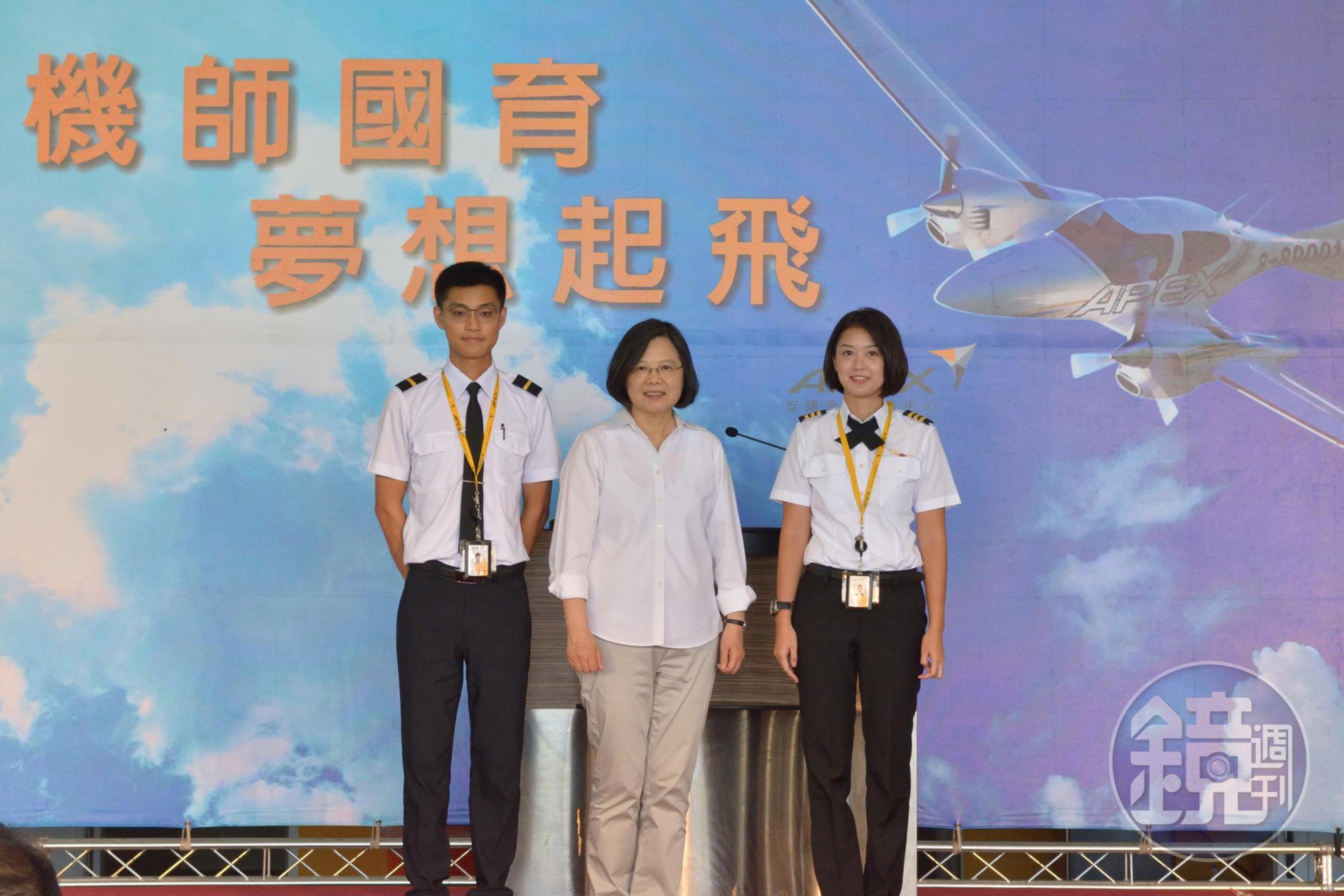 總統蔡英文發現國內機師代訓機制不夠落實,希望航空公司能夠配合,才能因應大量機師人才出走的斷層。