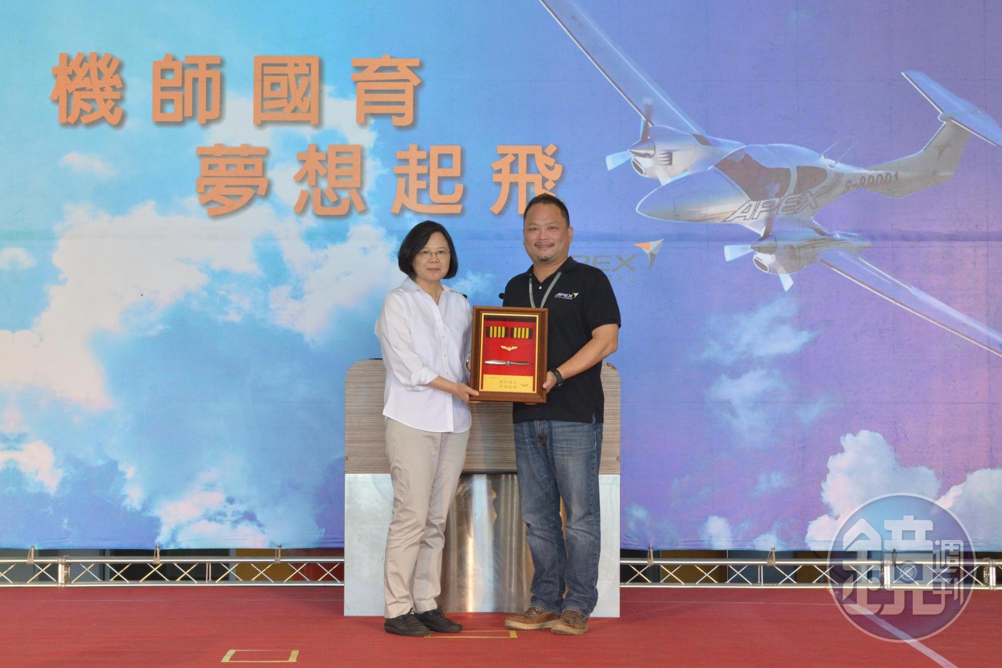 總統蔡英文走訪台東「安捷飛航訓練中心」,期許中心大量培育在地的優良飛行人才。