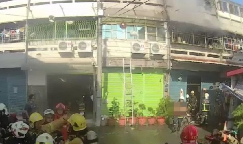 消防人員救出受困民眾送醫。（消防局提供）