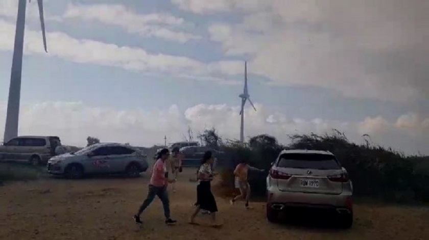 山林大火時,好望角聚集上百部車輛,消防局趕緊疏散人車。(消防局提供)