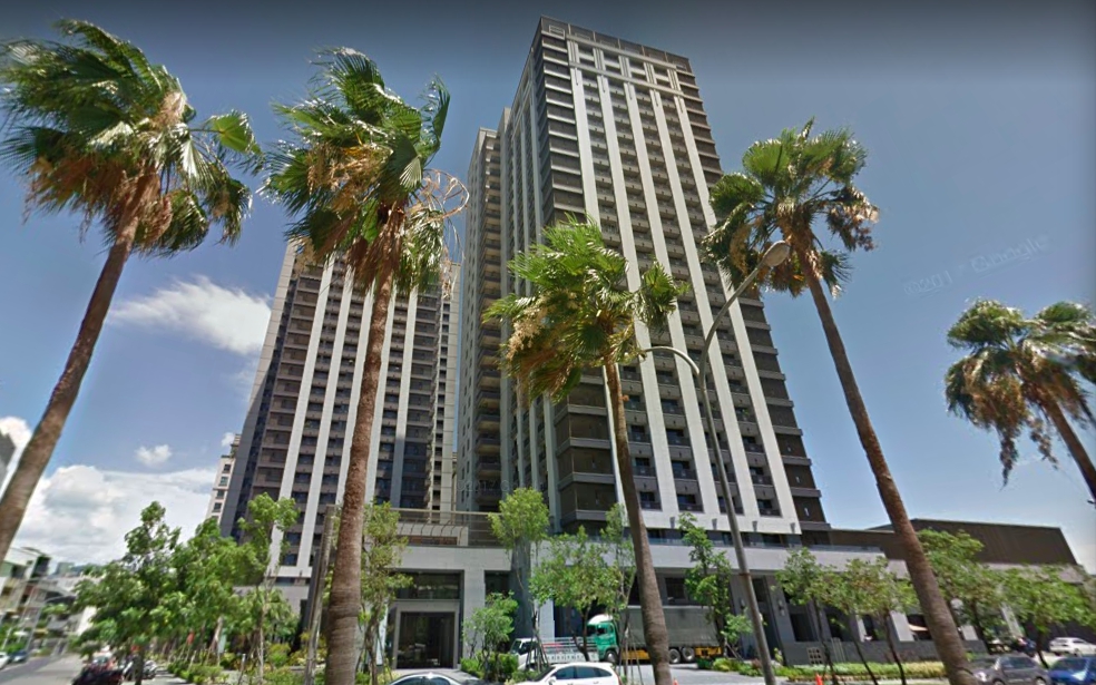 億圓富集團總裁周瑞慶藏身的豪宅「耘非凡」，堪稱台南地標之一。（取自Google街景）